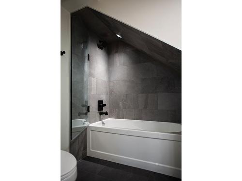 922 Sixth Street, Nelson, BC - Indoor Photo Showing Bathroom
