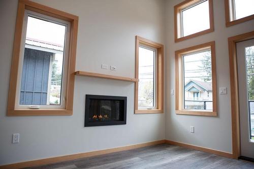 922 Sixth Street, Nelson, BC - Indoor With Fireplace