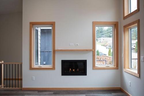922 Sixth Street, Nelson, BC - Indoor With Fireplace