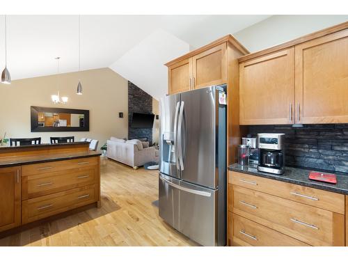 3721 5Th Ave, Castlegar, BC - Indoor Photo Showing Kitchen