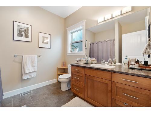 3721 5Th Ave, Castlegar, BC - Indoor Photo Showing Bathroom