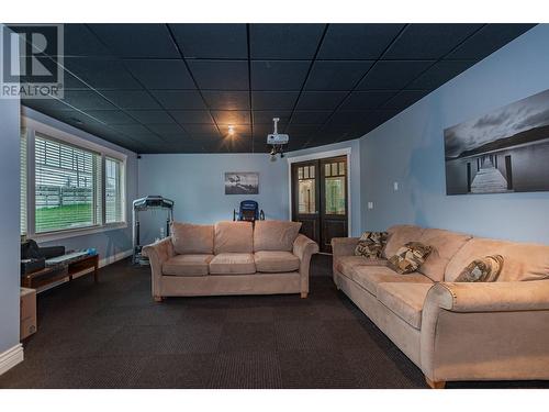 3131 20 Street Ne, Salmon Arm, BC - Indoor Photo Showing Living Room