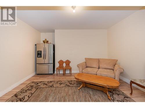 3131 20 Street Ne, Salmon Arm, BC - Indoor Photo Showing Living Room