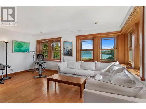 3832 Pakka Road, Sorrento, BC - Indoor Photo Showing Living Room