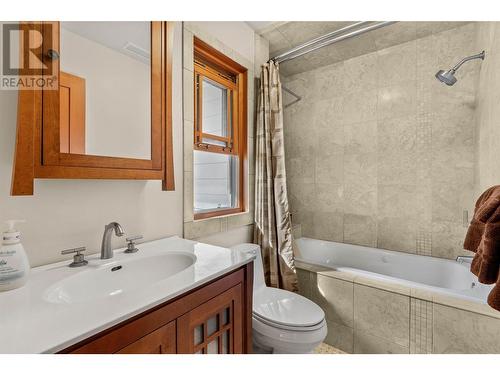 3832 Pakka Road, Sorrento, BC - Indoor Photo Showing Bathroom
