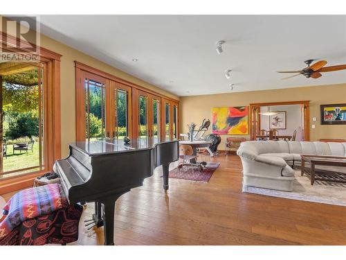 3832 Pakka Road, Sorrento, BC - Indoor Photo Showing Living Room