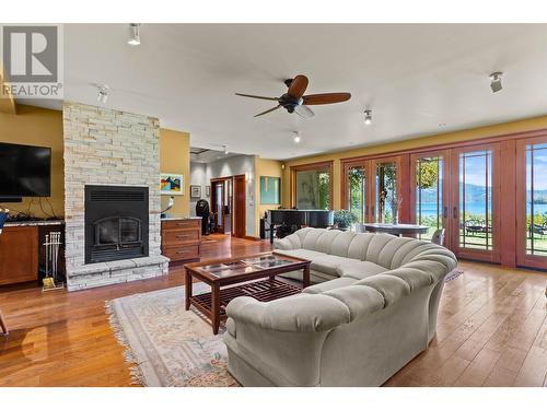 3832 Pakka Road, Sorrento, BC - Indoor Photo Showing Living Room With Fireplace