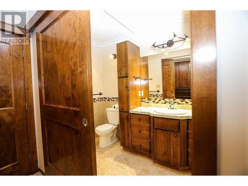 4598 Cedar Hill Road, Falkland, BC - Indoor Photo Showing Bathroom