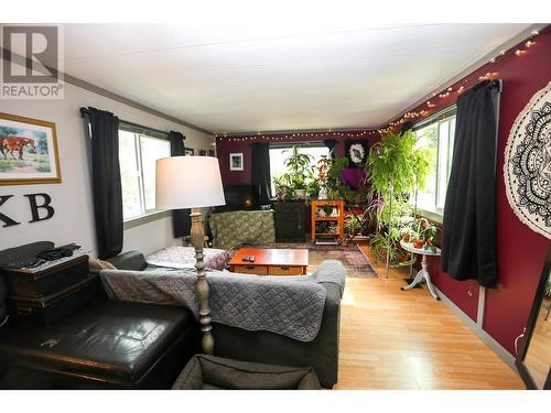 4598 Cedar Hill Road, Falkland, BC - Indoor Photo Showing Living Room