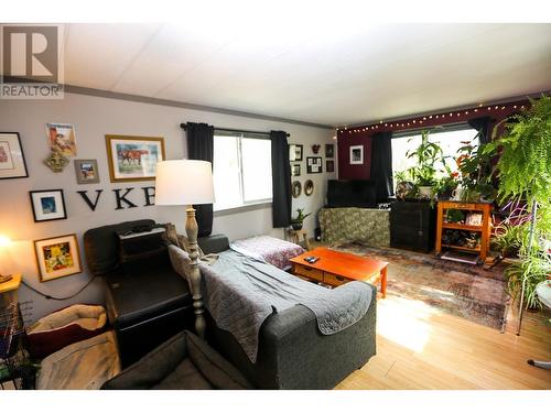 4598 Cedar Hill Road, Falkland, BC - Indoor Photo Showing Living Room