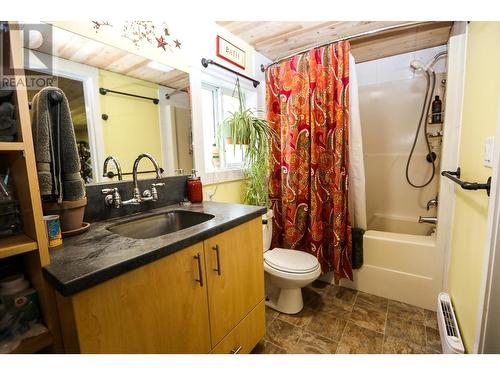 4598 Cedar Hill Road, Falkland, BC - Indoor Photo Showing Bathroom