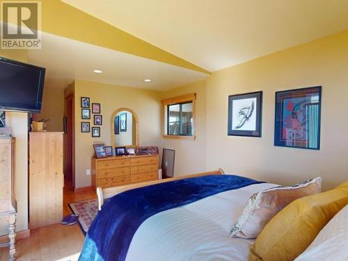 8863 Stark Road, Powell River, BC - Indoor Photo Showing Bedroom