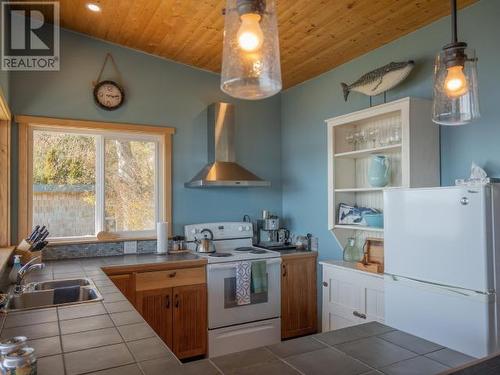 8863 Stark Road, Powell River, BC - Indoor Photo Showing Kitchen