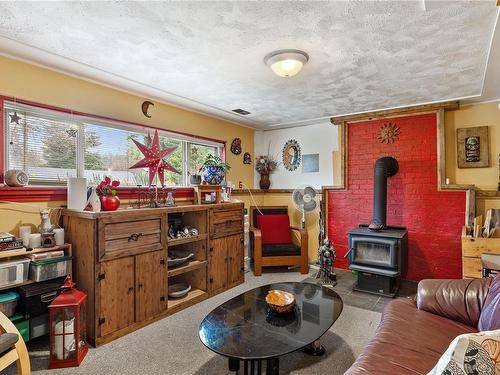 94 Mitchell Rd, Courtenay, BC - Indoor With Fireplace