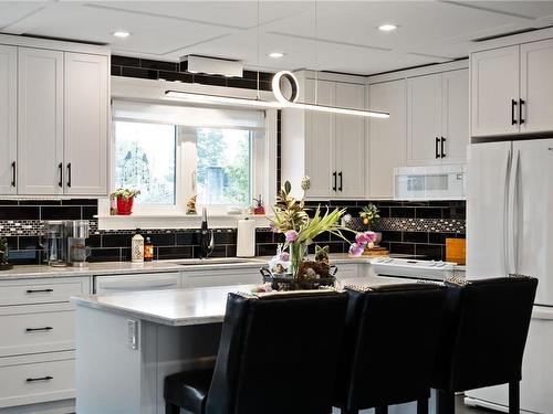 94 Mitchell Rd, Courtenay, BC - Indoor Photo Showing Kitchen