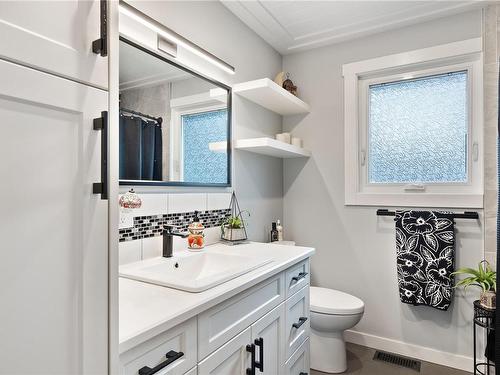 94 Mitchell Rd, Courtenay, BC - Indoor Photo Showing Bathroom