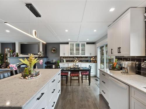 94 Mitchell Rd, Courtenay, BC - Indoor Photo Showing Kitchen