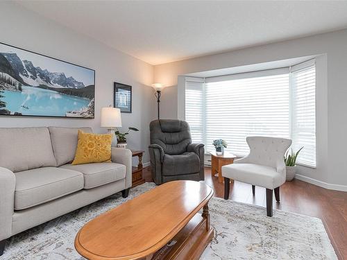 215-5620 Edgewater Lane, Nanaimo, BC - Indoor Photo Showing Living Room