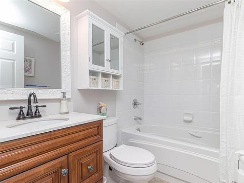 215-5620 Edgewater Lane, Nanaimo, BC - Indoor Photo Showing Bathroom