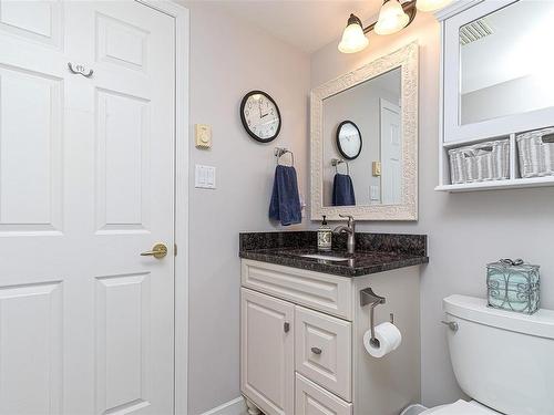 215-5620 Edgewater Lane, Nanaimo, BC - Indoor Photo Showing Bathroom
