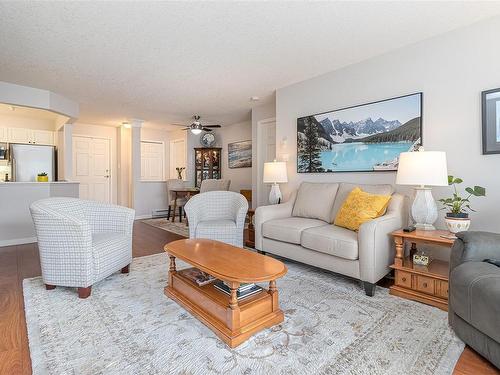 215-5620 Edgewater Lane, Nanaimo, BC - Indoor Photo Showing Living Room