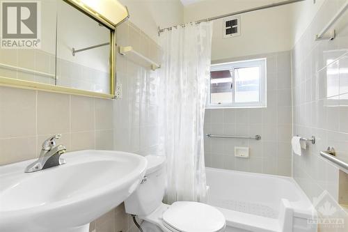 Bathroom - 166 Mcgillivray Street, Ottawa, ON - Indoor Photo Showing Bathroom