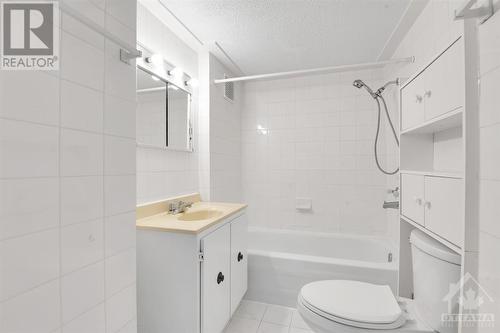 Bathroom - 166 Mcgillivray Street, Ottawa, ON - Indoor Photo Showing Bathroom