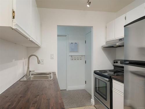101-1655 Begbie St, Victoria, BC - Indoor Photo Showing Kitchen With Double Sink