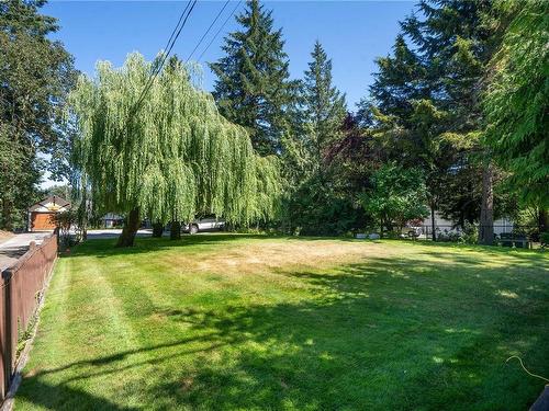 4895 Prospect Lake Rd, Saanich, BC - Outdoor