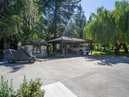 4895 Prospect Lake Rd, Saanich, BC - Outdoor