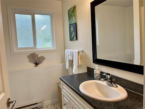 1146 2Nd Ave, Ladysmith, BC - Indoor Photo Showing Bathroom