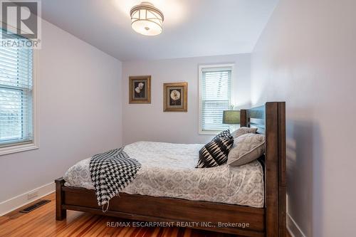 4841 Victoria Avenue N, Lincoln, ON - Indoor Photo Showing Bedroom