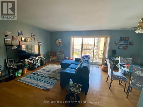 #602 -8591 Riverside Dr E, Windsor, ON - Indoor Photo Showing Living Room