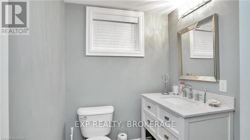 14 Rockingham Crt, London, ON - Indoor Photo Showing Bathroom