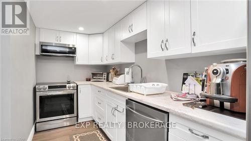 14 Rockingham Crt, London, ON - Indoor Photo Showing Kitchen With Upgraded Kitchen