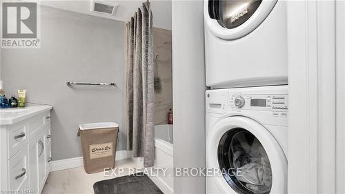14 Rockingham Crt, London, ON - Indoor Photo Showing Laundry Room