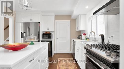 14 Rockingham Crt, London, ON - Indoor Photo Showing Kitchen With Upgraded Kitchen