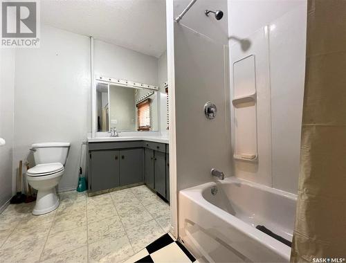 118 5Th Avenue Se, Swift Current, SK - Indoor Photo Showing Bathroom