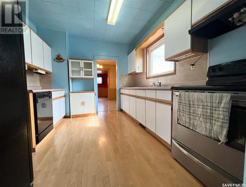 118 5Th Avenue Se, Swift Current, SK - Indoor Photo Showing Kitchen