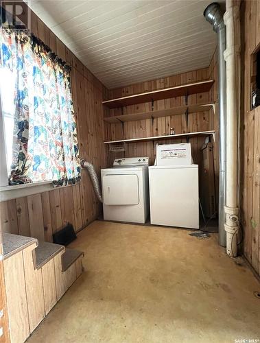 118 5Th Avenue Se, Swift Current, SK - Indoor Photo Showing Laundry Room