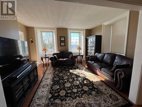 1622 County 2 Rd, Augusta, ON - Indoor Photo Showing Living Room