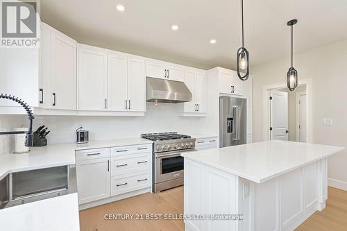 168 Courtland St, Blue Mountains, ON - Indoor Photo Showing Kitchen With Upgraded Kitchen