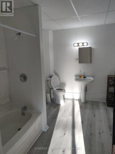 90 Chesley Avenue, London, ON - Indoor Photo Showing Bathroom