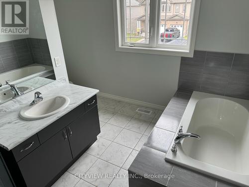 25 Hartfield St E, Ingersoll, ON - Indoor Photo Showing Bathroom