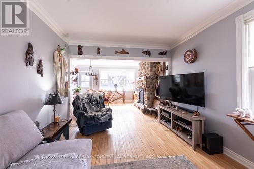 151 King Street, Kawartha Lakes, ON - Indoor Photo Showing Living Room