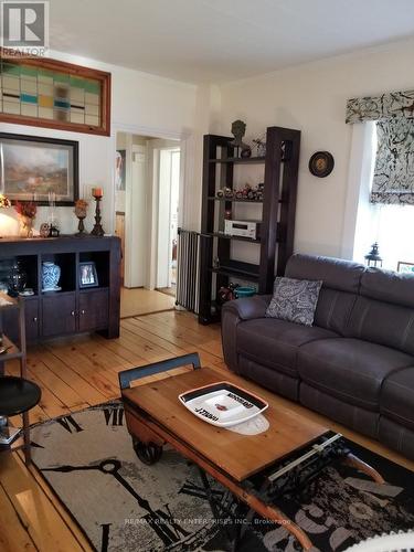 11011 Guelph Line, Milton (Campbellville), ON - Indoor Photo Showing Living Room