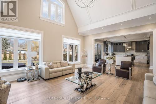 927 The Greenway, Mississauga, ON - Indoor Photo Showing Living Room