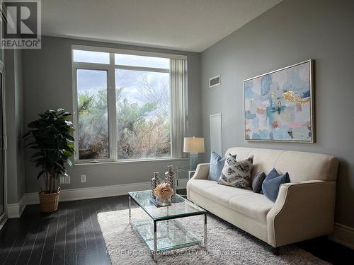 #112 -273 South Park Rd, Markham, ON - Indoor Photo Showing Living Room