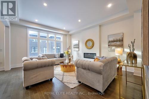 17 William Logan Drive, Richmond Hill, ON - Indoor Photo Showing Living Room