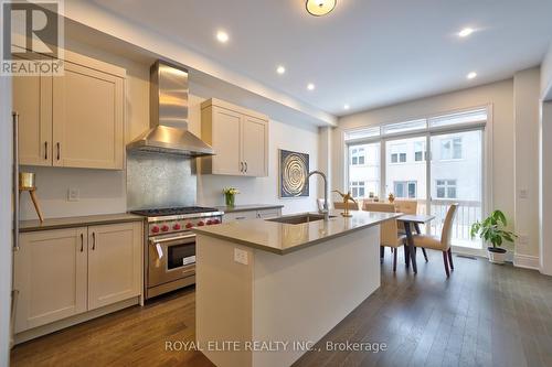 17 William Logan Drive, Richmond Hill, ON - Indoor Photo Showing Kitchen With Upgraded Kitchen